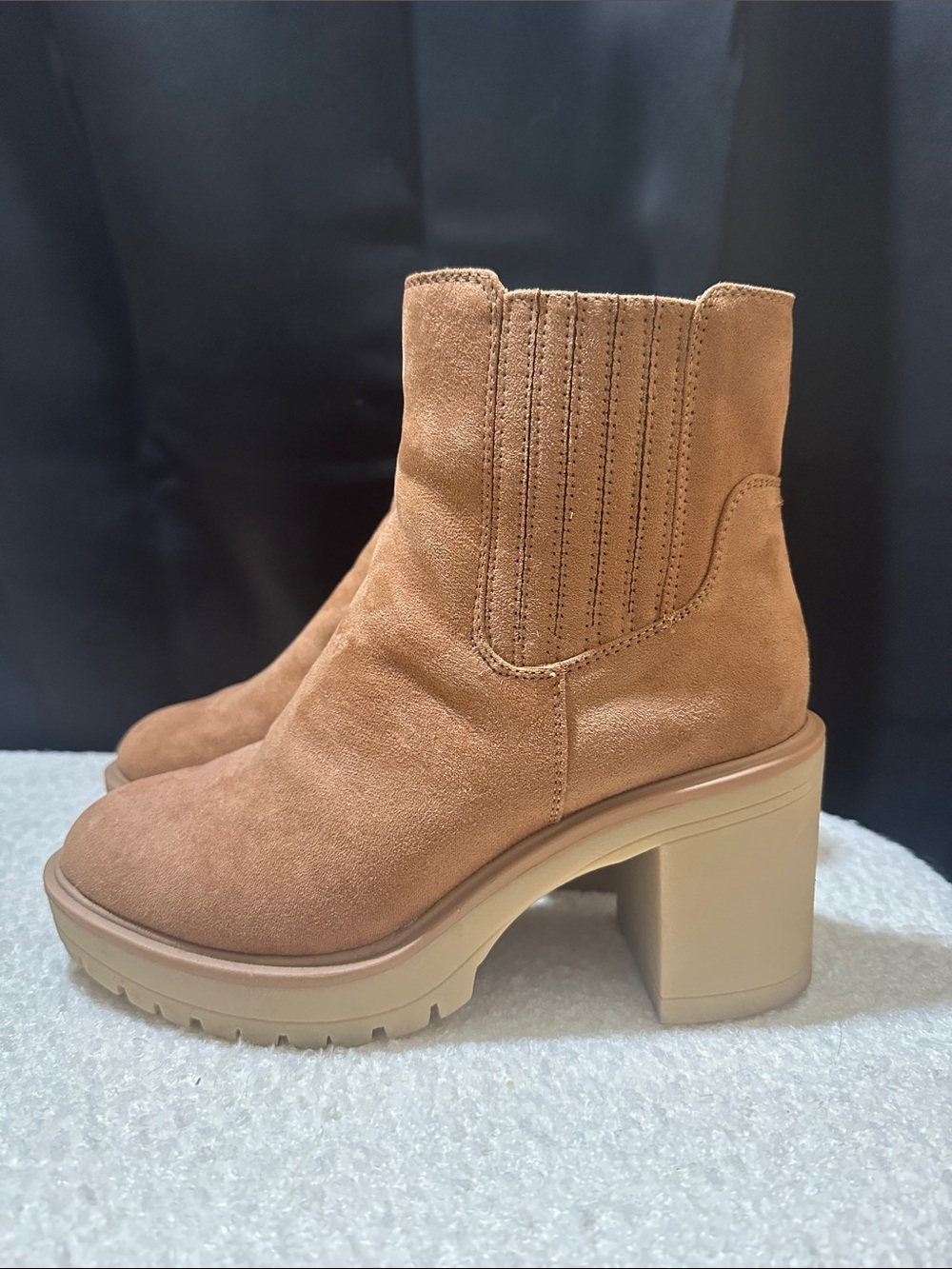 Women’s Universal Thread Chelsea Boot - Suede Tan